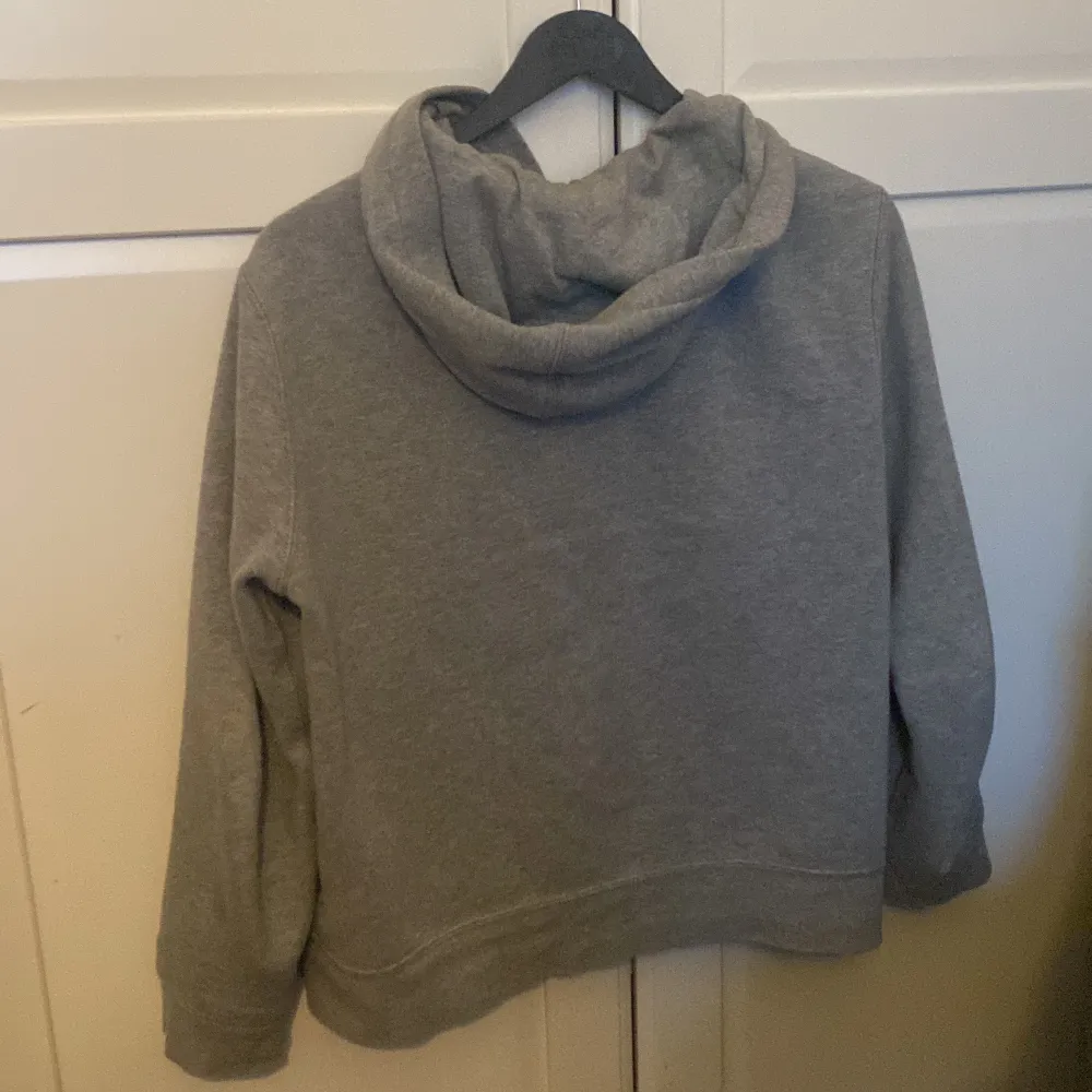 Säljer min Ralph lauren hoodie som är för liten för mig. Den är i ett bra skick men det finns små tecken på användning. Köpt för 1000 i våras. För fler bilder är det bara att skriva.. Hoodies.