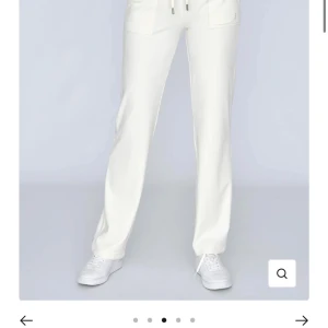 Juicy couture  - Hej! Säljer nu min vita juicy set som är i väldigt fint skick, tagit väl hand om den och det finns ingenting negativt med den alls. Tröjan är i storlek XL men den sitter som M, sitter som en hoodie. Byxor S 