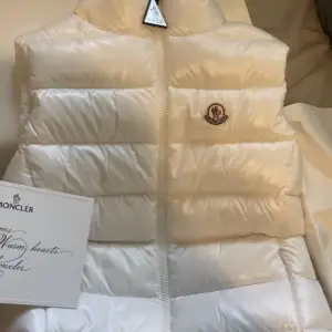 Moncler väst passar i storleken S, aldrig använd. 