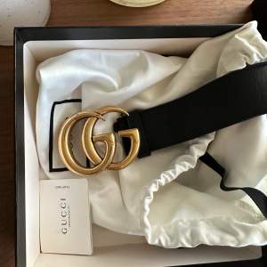 Gucci skärp. Längd: 110 cm men 2 extra hål är gjorda så passar även ”mindre”. Köptes för: 3490 kr. Kvitto finns :) 