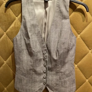 Väst från H&m, dam - Rutig väst från H&m, strl 36 (obs! Liten 36, mer som 34) Aldrig använd! Köparen står för frakt eller möts upp i Göteborg  