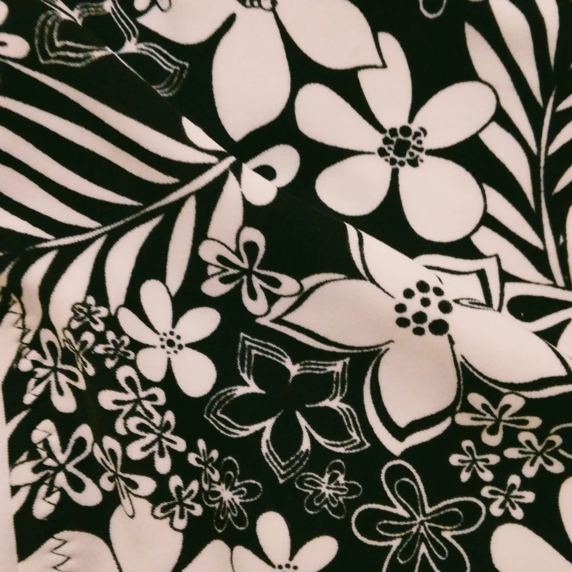 NY & OANVÄND svart vit blommig bikini. Strlk: 34/XS. Gina Tricot. Retro. 90-tal. - 79