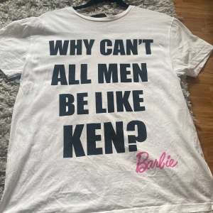 Vit tröja - en fin tröja med ett tryck, inte använt sådär super mycket men ändå typ 7-8 gånger❤️