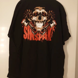 SIKSPAK Tshirt - cool design döskalle finns i både XL och XXL