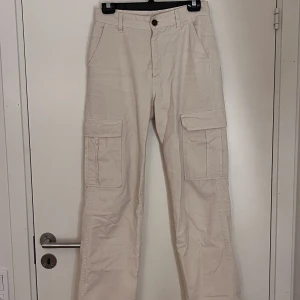Cargojeans - Cargo jeans från pull&bear i beige