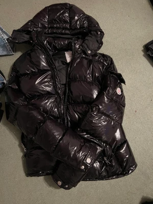 Moncler jacka - Moncler jacka i storlek 3/M, köptes till min kille, använd en gång då han känner att han inte passar i den, skicka privat för fler bilder eller mer information!
