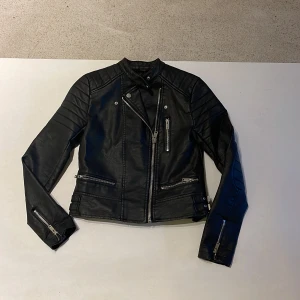 Riktig häftig läderjacka  - Svart läderjacka med tuffa detaljer. Osäker på storlek och märke. Men skulle säga storlek small! Väldigt fint skick! Riktigt cool jacka!  Köparen står för frakten. Jag visar bild när jag skickar paketet. Vid fler intressen av kläderna kan bud läggas