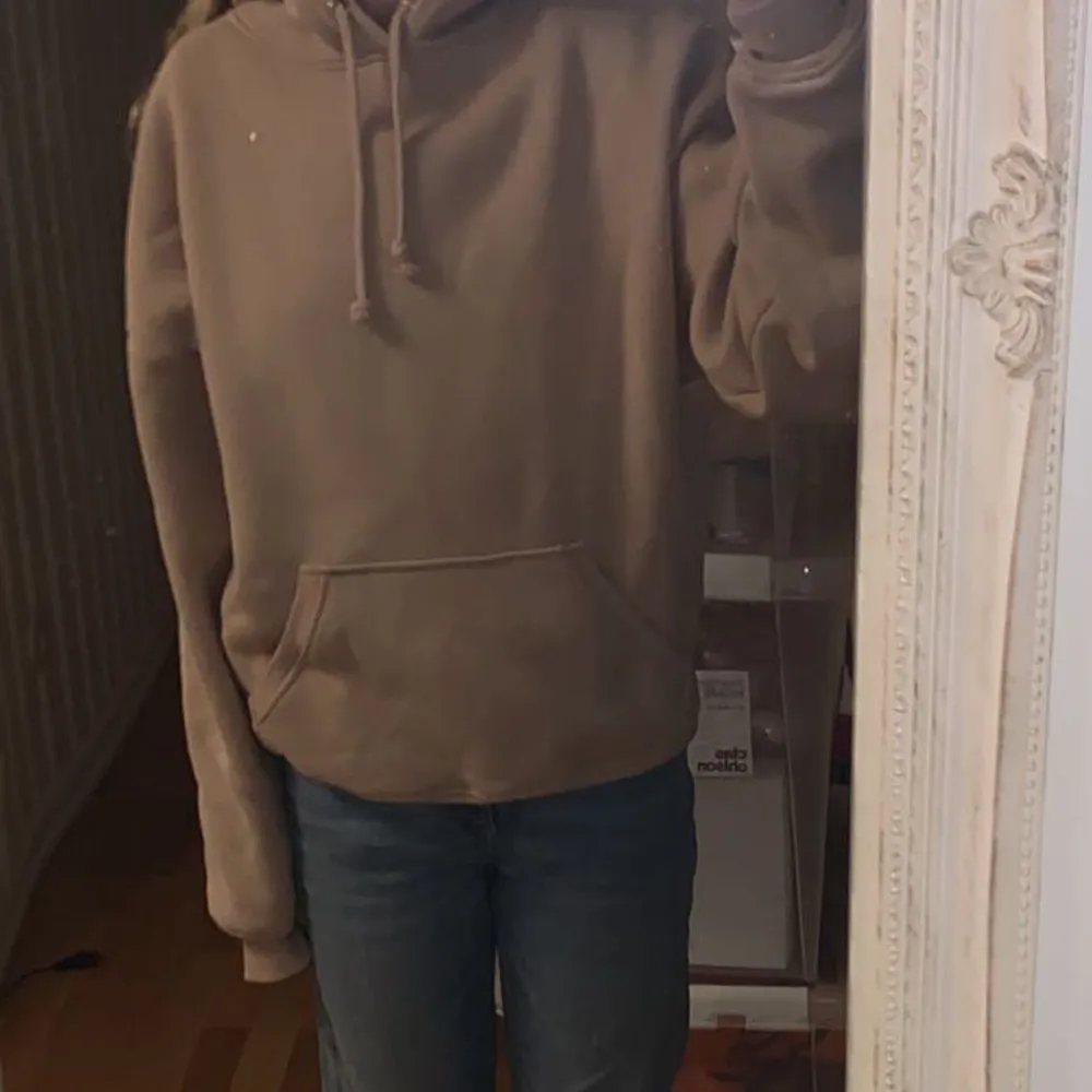 En helt basic beige hoodie från bik bok. Original pris är 399kr men jag säljer den för halva priset. Storlek xs. Säljs pågrund av att den inte kommit till användning 💗Hoodien är helt oanvänd och luktar fortfarande ny 😊 pris och frakt kan diskuteras. . Hoodies.