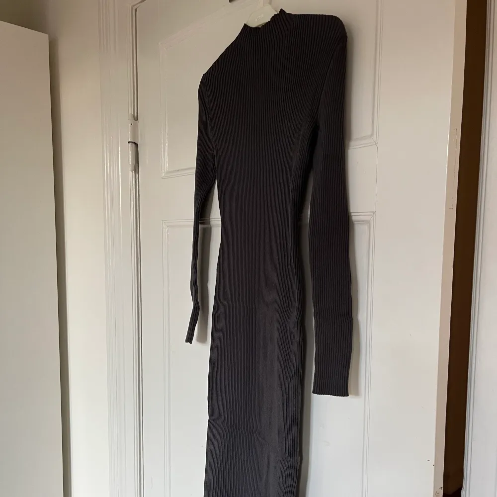 Mörkgrå ribbstickad klänning som är figur sydd & super stretchig! Köpt från h&m i storlek xs, använd 1 gång! Färgen ges mest rättvisa på andra bilden!. Klänningar.