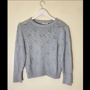Stickad tröja  - Stickad ljus blå/grå tröja i fint skick!