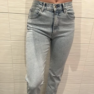 Jeans - Jeans från Pull & Bear. Storlek 36. Jeansen är mer blå i verkligheten än vad de ser ut att vara på bilden. Knappt använda och i väldigt fint skick. Frakt är inte inkluderat i priset och betalning sker via Swish. 💙