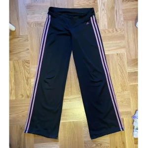 Adidasbyxor - Skitsnygga Adidas byxor som jag säljer då de inte satt som jag ville!! Skriver mått strax, priset är plus frakt och kan mötas upp men postar helst👍De är bruna med rosa ränder om man inte ser det på bilderna😝