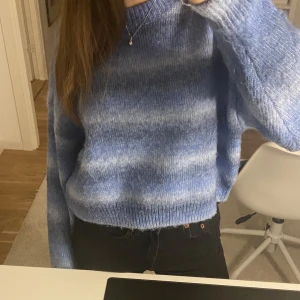 Stickad hm tröja - Supergullig tröja från HM, stickad. Aldrig använt, lite kortare i modellen och jätte mysig! Nypris runt 250kr säljer för 120kr! Fler bilder eller frågor = dm! Köparen står för frakten!