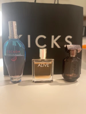 Parfymer till bra pris  - Behöver rensa ut lite parfymer då de bara står tyvärr. Skickas med spårbar frakt (skicka lätt postnord) Escada Sorbetto Rosso 100ml - 60-70ml kvar pris: 300kr. Hugo Boss Alive 50ml - 45ml kvar pris: 375kr. Hugo Boss The scent absolute 50ml - 45 kvar 600kr