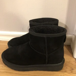 Fake uggs svarta  -  Ett par svarta uggs i storlek 36, sparsamt använda på två vintrar. Priset går att pruta kontakta mig! Ny pris 500