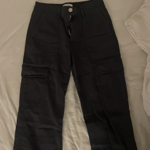 Trendiga cargo-byxor - Trendiga cargo-byxor från zara i storlek 34. Använd endast en gång, säljer då jag inte får användning av dem!💞
