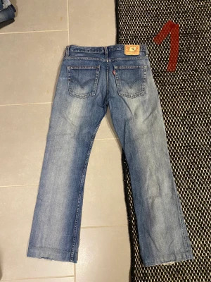 Levis 501 - Levis 501  Fint skick  Hål i knät 