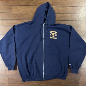 Champion Zip Hoodie Mountain Lakers - Snygg Vintage zip Hoodie i storlek XL!        Använd gärna Köp nu🙏