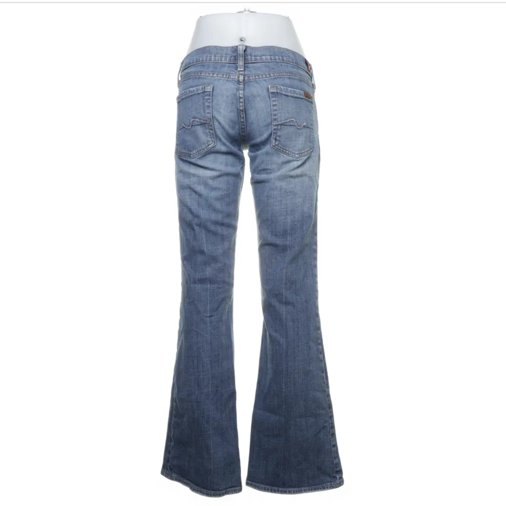Intressekoll!!Ett par ganska ljusa jeans från 7 for all mankind. Så snygg men tyvärr lite korta på mig som är 170. Strl 30, jag bär ofta S och de passar bra i midjan. Fina detaljer på fickorna. Frakt kostar extra, köp inte direkt! . Jeans & Byxor.