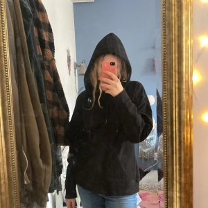 hoodie - En svart basic hoodie. Bra skick.