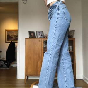 Snygga blå jeans från bikbok som ej säljs längre i storlek 36/S. Jag är 165cm och längden är som på bilden för mig. 🫶🫶