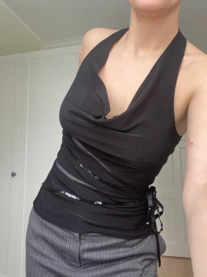 Partytop med öppenrygg - Märket BAY, storlek S/M, öppen rygg, små paljetter vid sidan