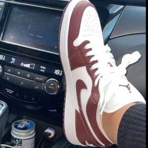 Jordan 1 Low  - Jordan lows i färgen team red! Skorna har använts fåtal gånger så de är i nyskick. Säljes då de inte används längre. Nypris runt 2000, mitt pris 1000! Priset går att diskutera 😁