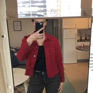 Röd jeansjacka - En tunnare röd croppad jeansjacka som jag har älskar, den passar inte min stil nu! Köpt på Gina ett par år sen så finns inte i sortimentet längre:)