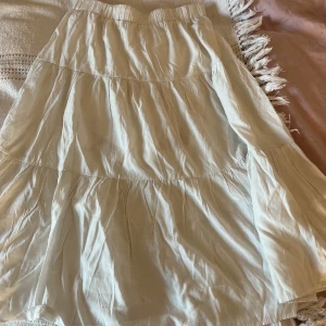  lång kjol - Fin lång kjol som är vit perfekt till sommaren💘