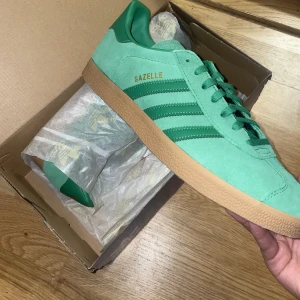 Helt nya Gazelle Adidas - Köpte fel storlek och glömde skicka tillbaka. Är nu slut i affär. Storlek 44 & 2/3 Nypris 1199:-, säljer för 700:-
