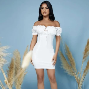 Vir SHEIN klänning - Säljer denna fina klänning från SHEIN då den var för liten för mig, aldrig använd bara testad. Helt nyskick och är i storlek M. Köparen står för frakten! (Orginalpris 229kr) Säljer för 70kr!