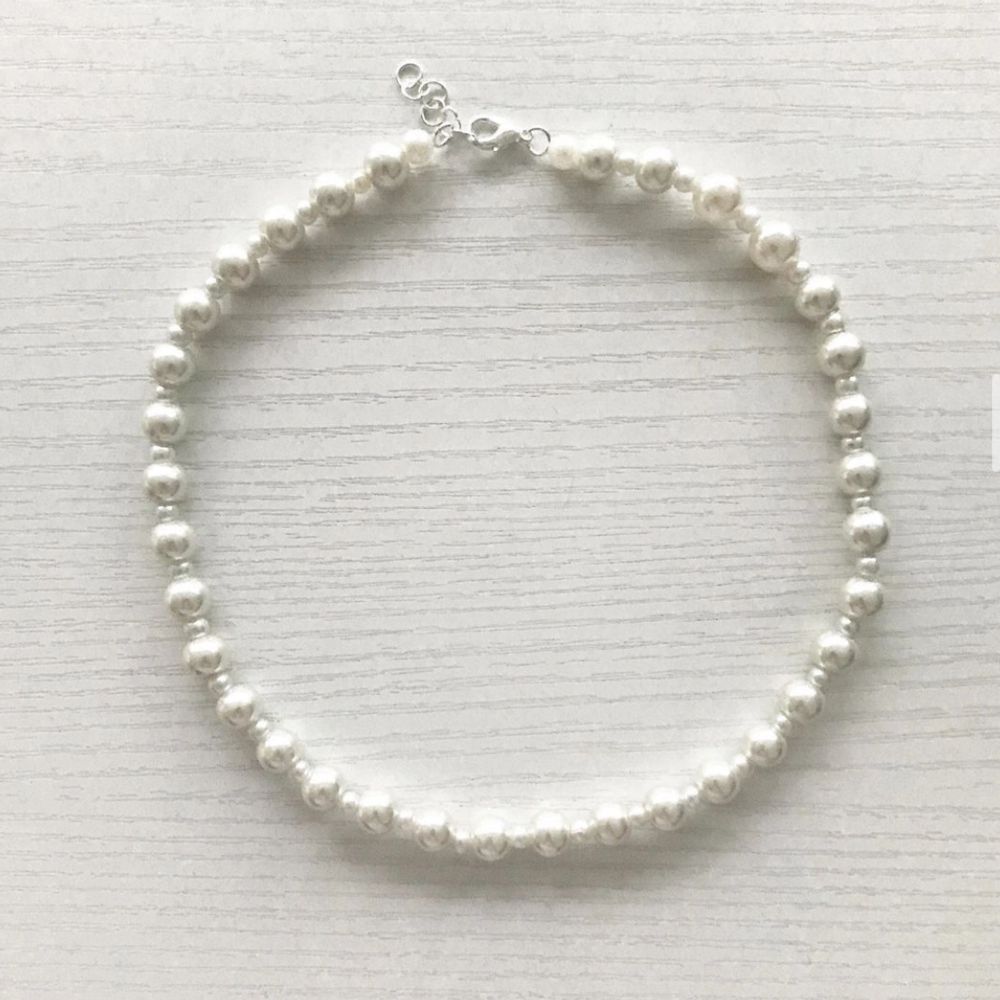 ~ Emma Halsband ~ 100% handgjord av vaxade pärlor DM:a vid intresse💕#pearlnecklace #pearlnecklaces #pearls #necklace #necklaces #pärlhalsband #halsband #pärlor #vaxadepärlor. Accessoarer.