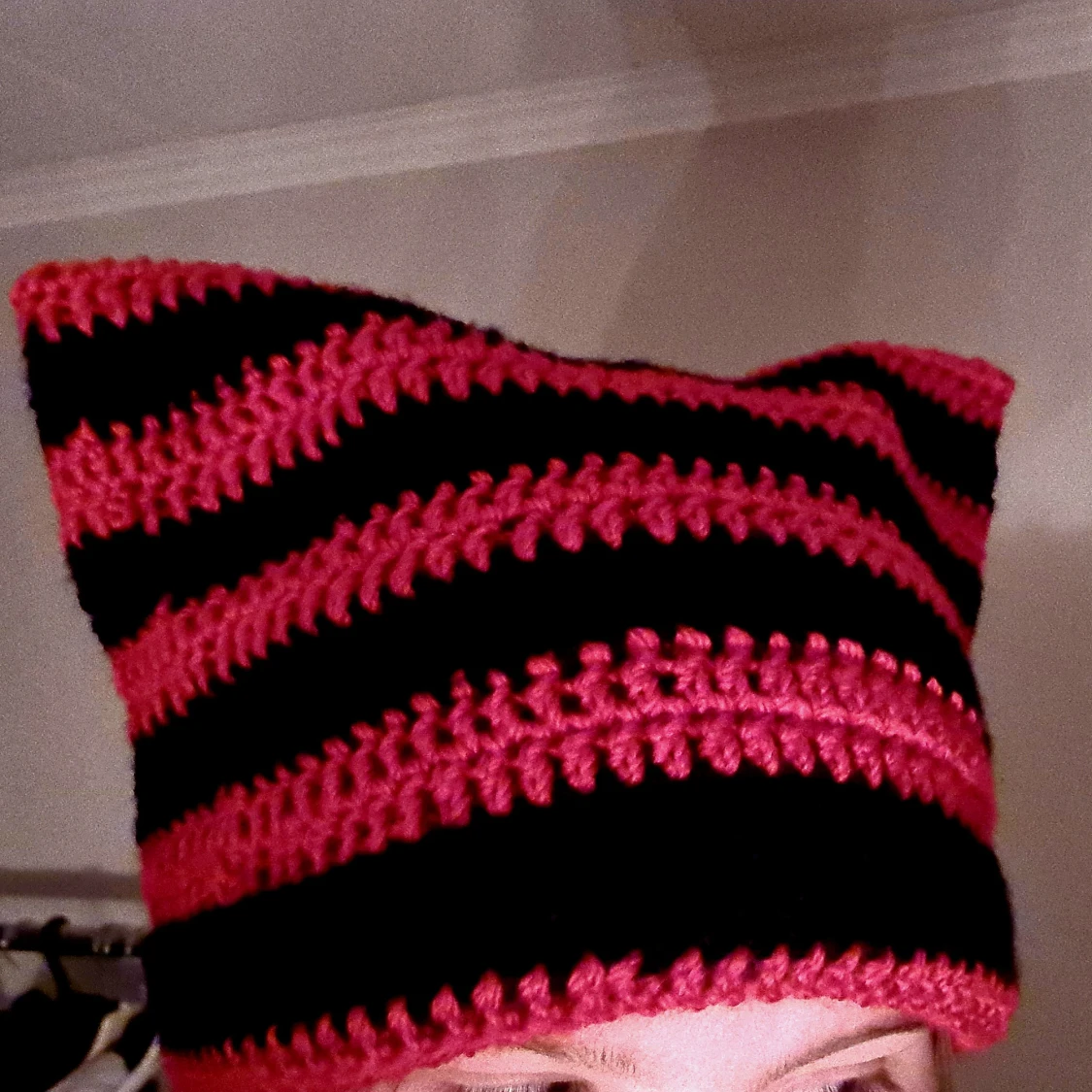 Röd/svart cat beanie  - 90