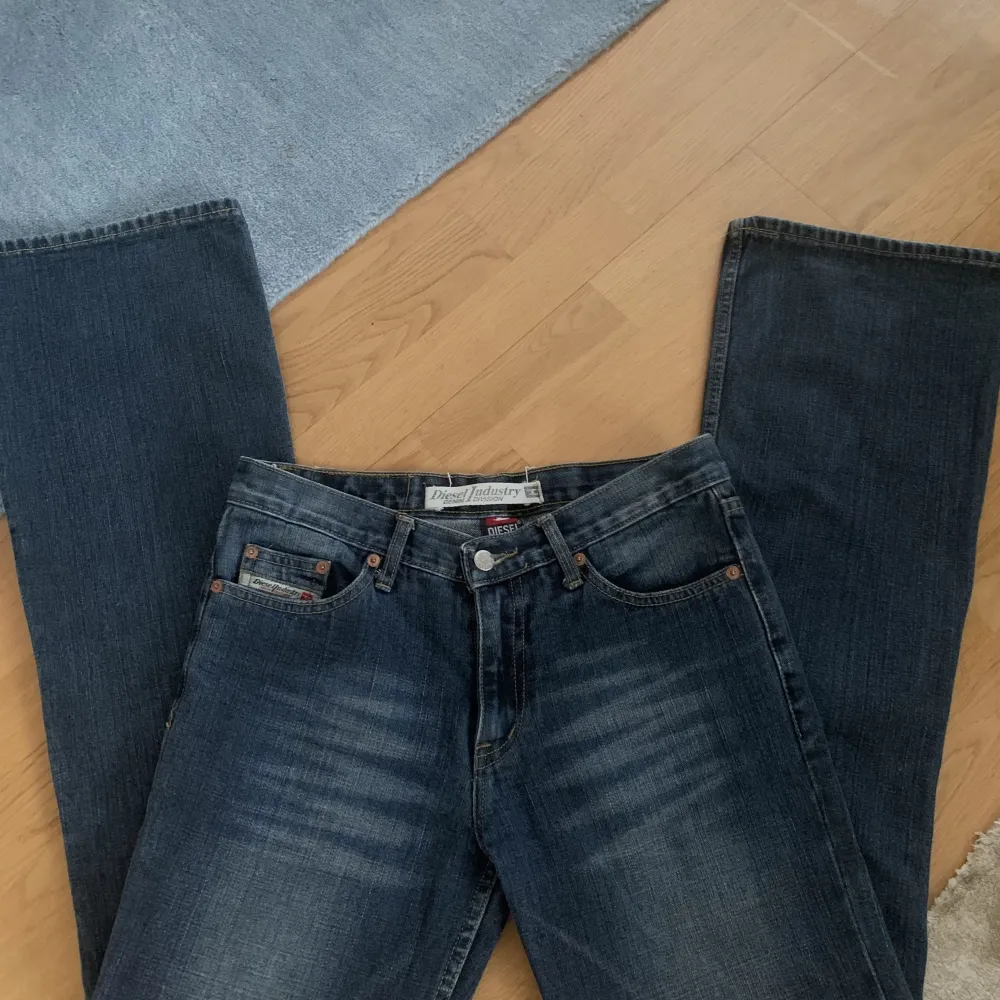 Säljer mina lågmidjade Bootcut jeans från diesel som jag köpte på plick🫶🏻 midjemått 80 och innerbenlängd 82/83💕. Jeans & Byxor.
