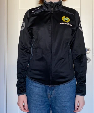 Hammarby jacka - En träningsjacka med hammarbytryck i storlek 164. Täcken på användning 