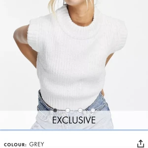 Tröja - Köpt från Asos för några månader sen, aldrig använt endast testad. Den är i nyskick, storlek 38, mer ljusgrå än vad den är på första bilden. Superfin! passar bara inte min stil längre🤍Du som köper står för frakten