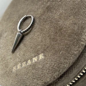 Edblads örhänge  - Det här super trendiga Edblads örhänget har inte kommit till användning för mig därför säljer jag den! Går att ha på på baksidan då kristallerna inte syns men går också att ha på rätt håll då stenarna syns😇🙌