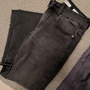 Jeans - Svarta bootcut jeans från Lois storlek W26 L34🖤