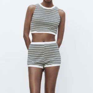 Zara set  - Säljer detta stickade set från Zara. Både shortsen och toppen är i storlek S🤍 shortsen är aldrig använda! Frakt tillkommer!
