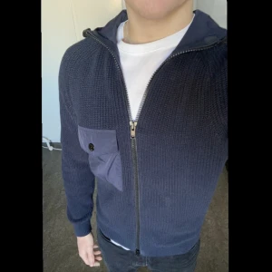 Peak performance cardigan - Skön cardigan i bomull, använd sparsamt 8-9/10 cond. Storlek S sitter som en s/m. Köparen står för frakten