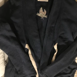 Odd Molly kofta - marinblå odd Molly kofta med volang och rosa band. Inga defekter. 200 kr eller bud