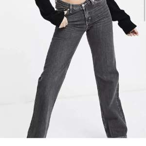 Trendiga weekday jeans i modell twig, littet hål finns på baksida nedreben men annars som nya! 💕