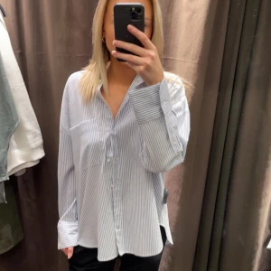 randig skjorta - säljer min vita/blå randiga skjorta från zara i storlek L som sitter lite oversize på mig som brukar ha XS/S, har inga defekter. skriv privat för fler bilder eller frågor💕tar emot prisförslag