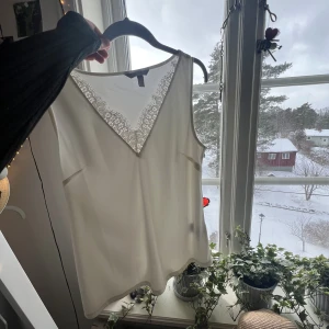 Linne - Superfint linne med bredare axlar, och spets där fram, använd ytters få gånger så i mycket bra skick!!