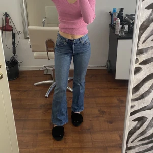 Jeans - Jeans från HM i modellen ”Flare low waist” från Dam avdelningen. Nästan aldrig använda då de inte passa mig så bra💕! Lägg gärna prisförslag!! Köpta nya för 399 kr