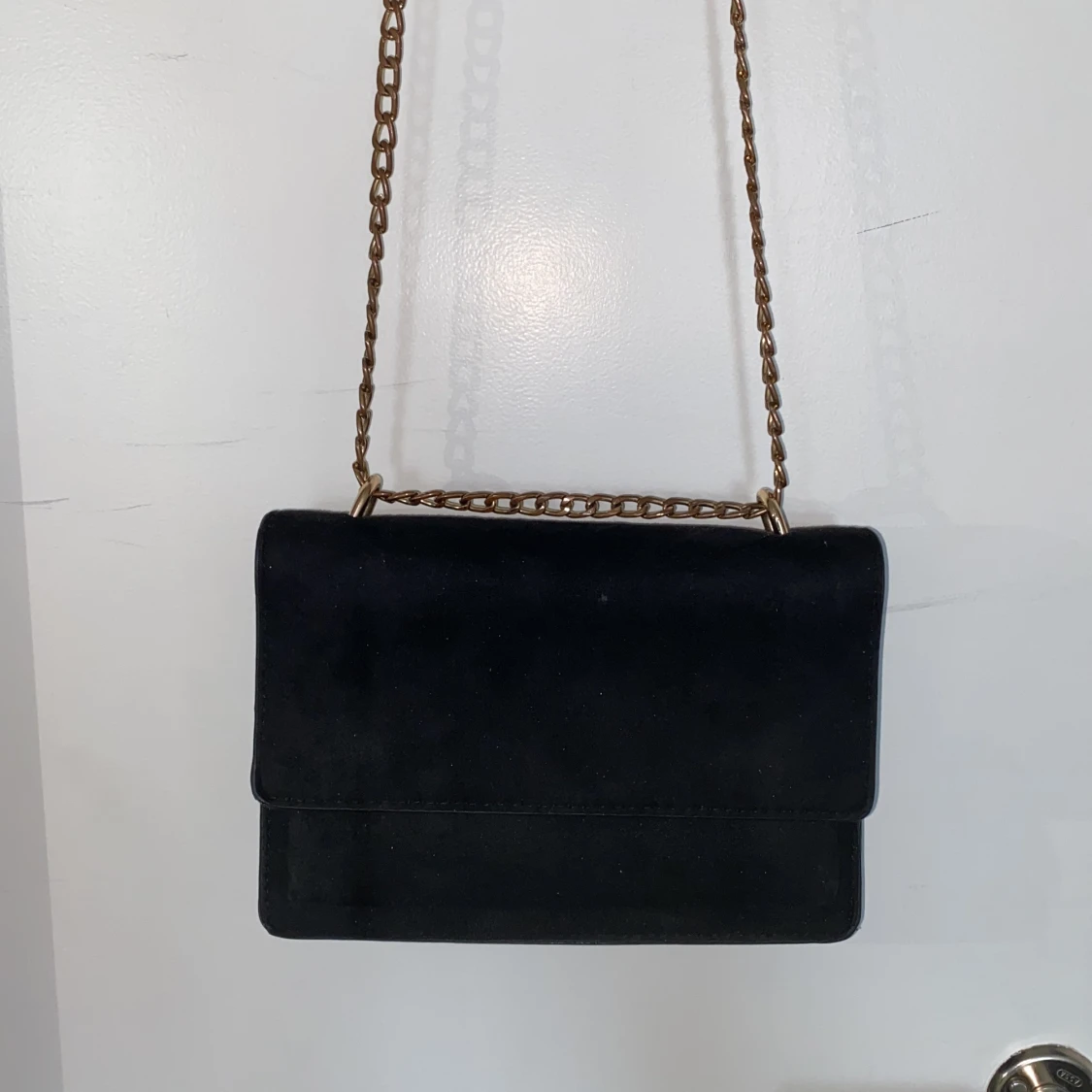 Svart axelremsväska boohoo  - 90