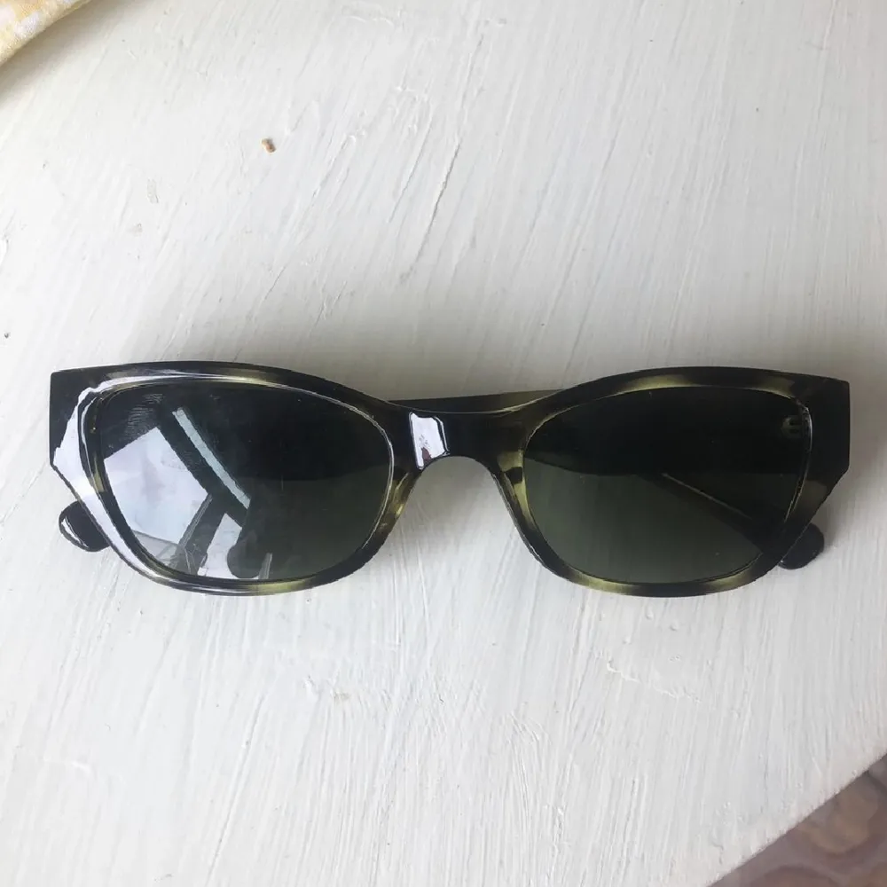 Säljer oanvända solglasögon från A.Kjaerbede modell Kanye. Mörkgröna i mycket bra skick! Säljer pga lite för stora för mig✨. Accessoarer.