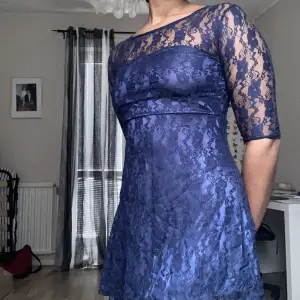 En söt marinblå spetsklänning i storlek XS (står M men den är väldigt liten i storleken)  Kan mötas i Stockholm 