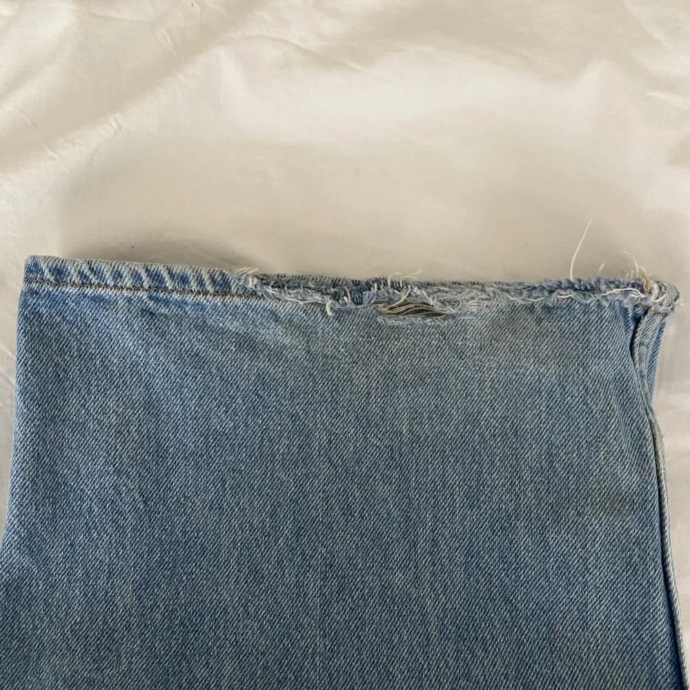 Fina baggy Yunkyard jeans som är välanvända och slitna längst ner därav kan priset diskuteras så skriv i chatten!!!💓. Jeans & Byxor.