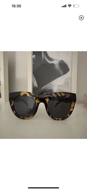 Le specs solglasögon  - Säljee dessa solglasögon från le specs ❤️ använda en gång, köpta för 700kr!